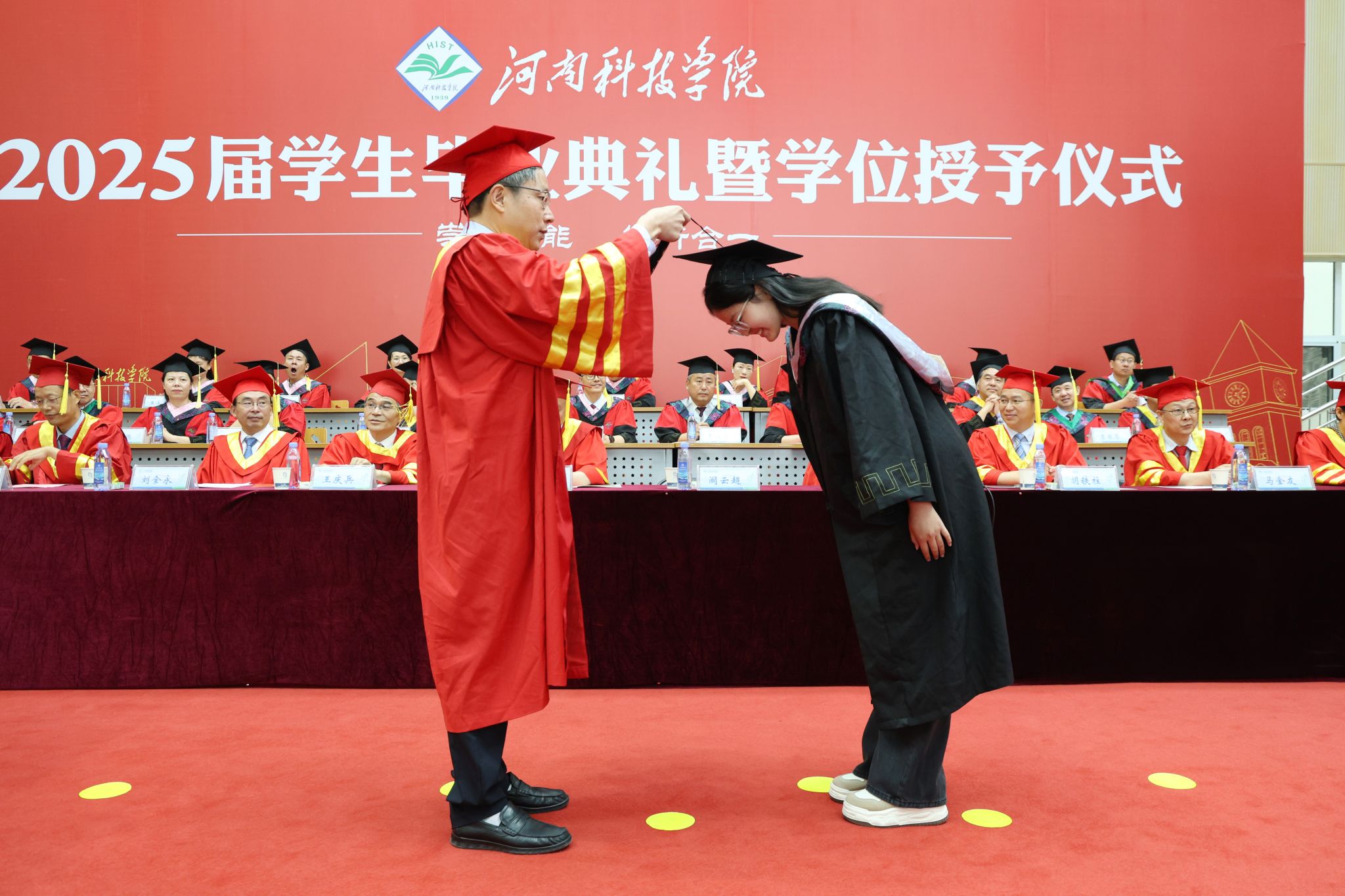 校长阚云超为毕业生拨穗